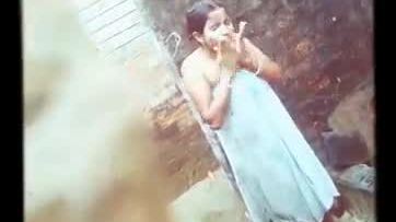 neighbor girl bathing3