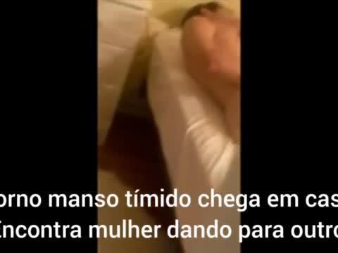 Corno manso tímido chegando em casa